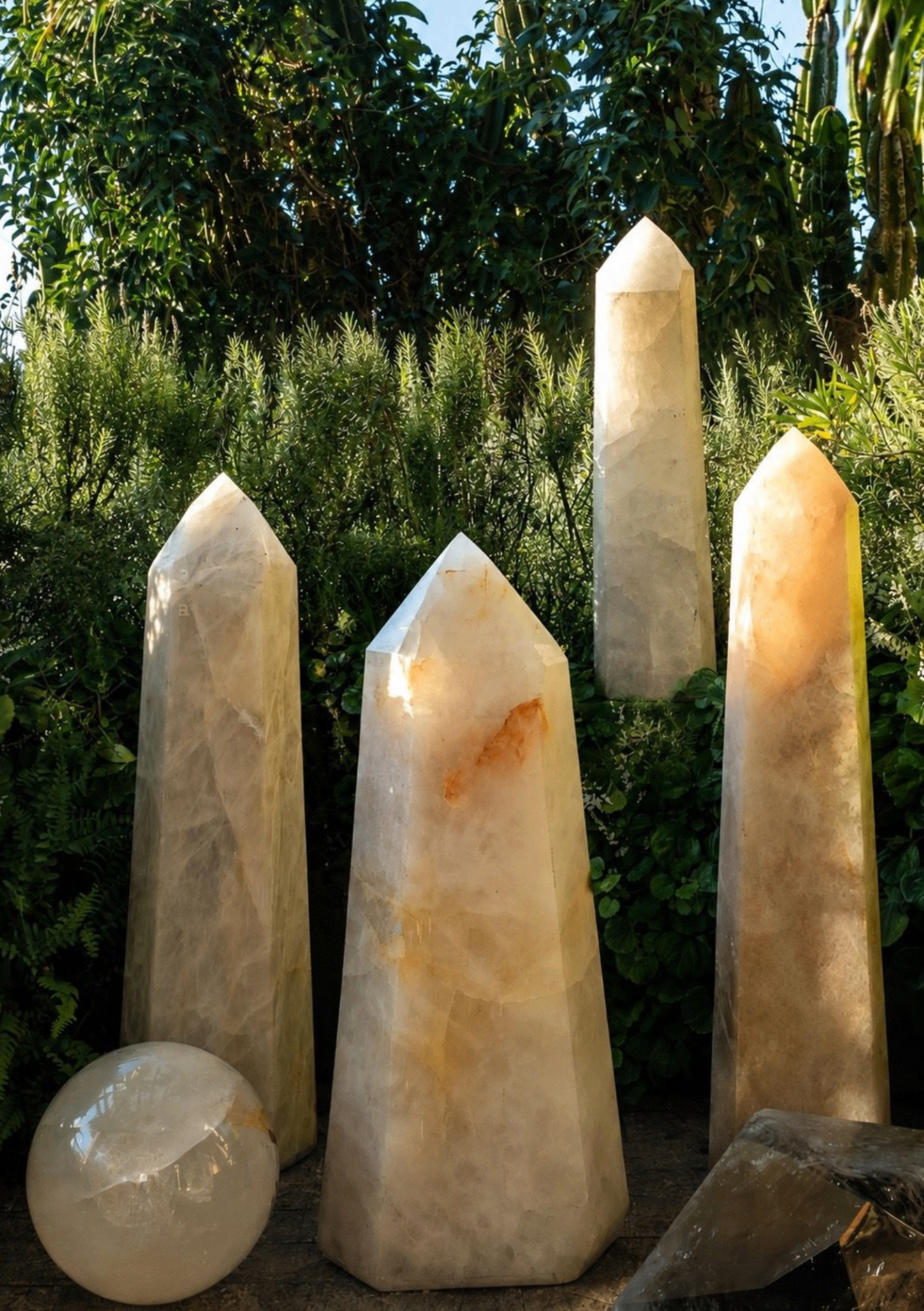Obeliscos de quartzo no jardim ao sol